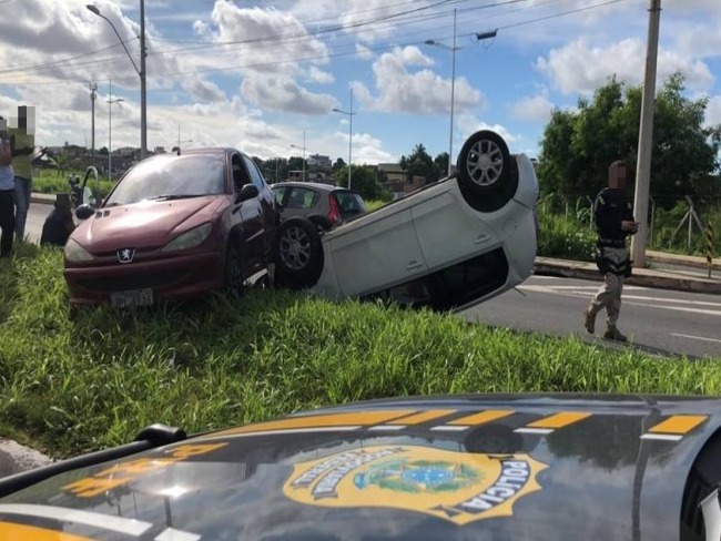 Carro capota na BR-324, em Simes Filho