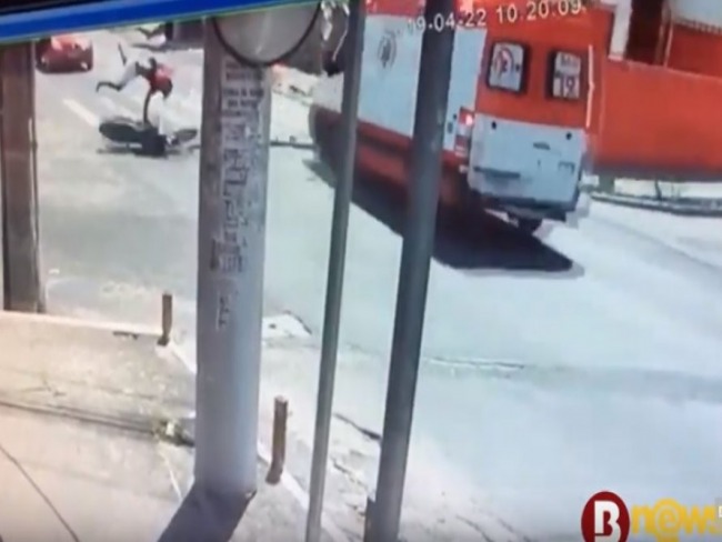 Vdeo: motociclista  atropelado por ambulncia do Samu em Alagoinhas