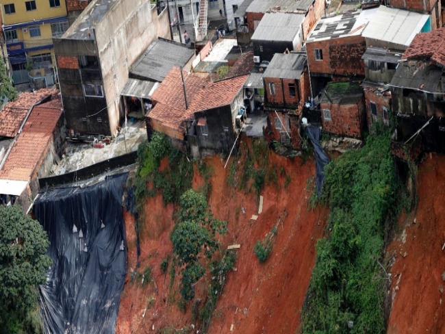 Chuva causa desabamento e deslizamentos de terra em Salvador