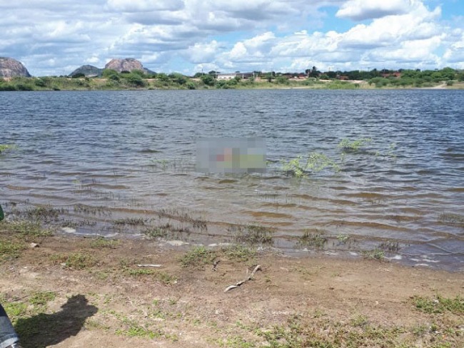 Corpo em estado de decomposio  encontrado dentro de aude no limite entre Queimadas e Santaluz