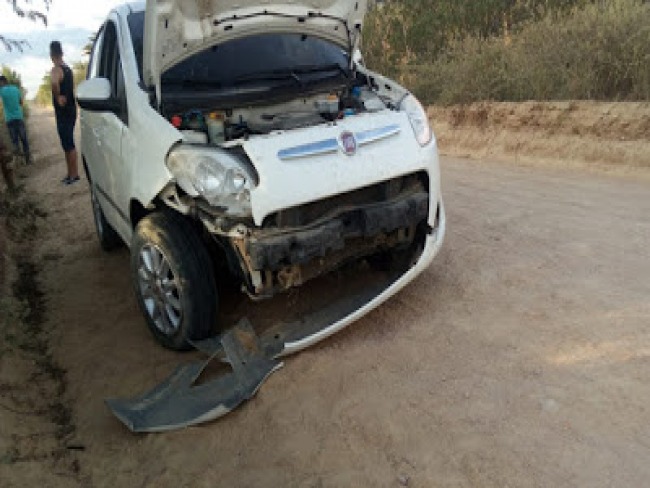 Carro bate em barranco na estrada que liga Quixabeira  Jaboticaba 