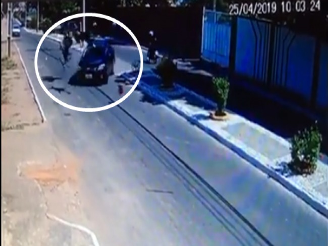 Guanambi-BA: VDEO mostra batida entre moto e carro deixando jovem gravemente ferido, confira. 