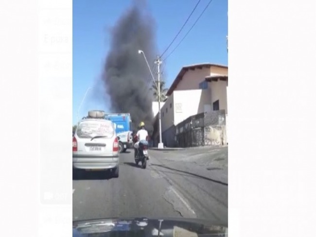 Salvador: Vdeo: carro  atingido por chamas na Avenida Manoel Dias da Silva