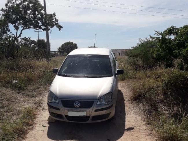 Santaluz: carro  encontrado abandonado em cima da linha frrea no povoado Rio do Peixe