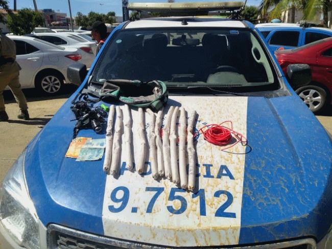 Dez bananas de dinamite so encontradas em nibus na rodoviria de Juazeiro/BA