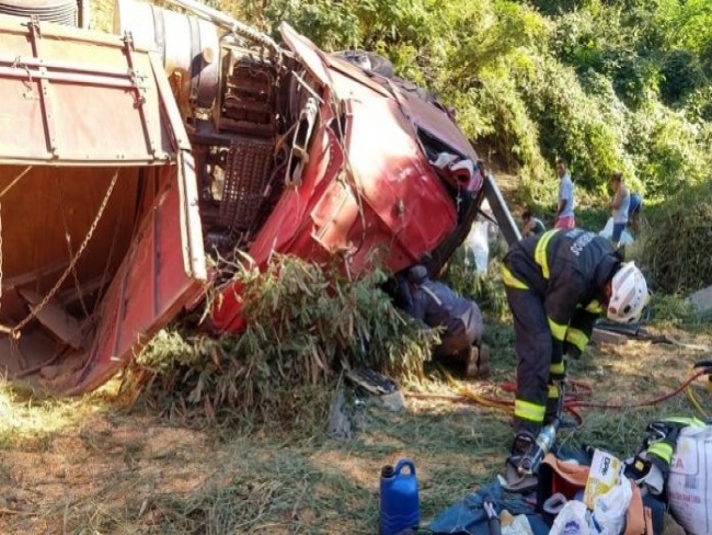 Muqum do So Francisco-BA: Motorista morre aps tombar carreta na Serra da Piragiba 