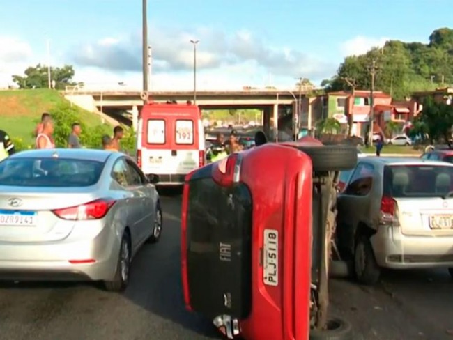Salvador: Acidente entre quatro carros deixa um ferido na av. Lus Eduardo Magalhes