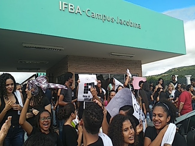 Estudantes fazem protesto em frente ao IFBA de Jacobina