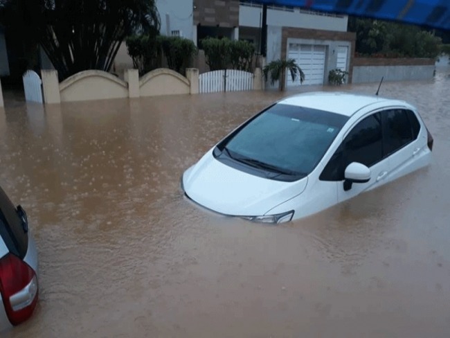 Chuva intensa provoca alagamentos em diversos pontos de Salvador; veja vdeos