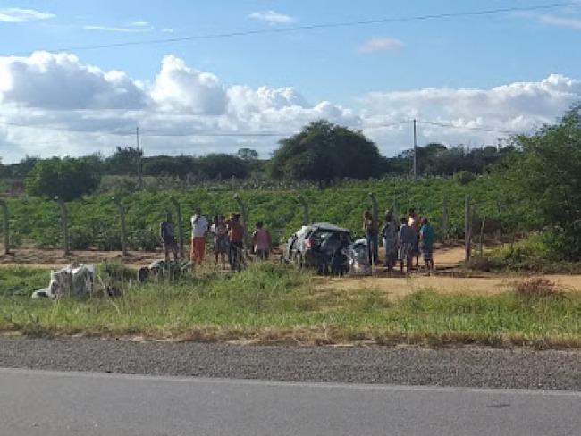 Capim Grosso: Feirante capota carro ao desviar de buraco na BR 324, prximo ao Ramal de Quixabeira 