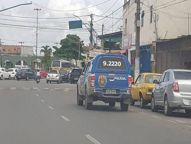 Homem invade casa e  morto em troca de tiros com a polcia em Simes Filho