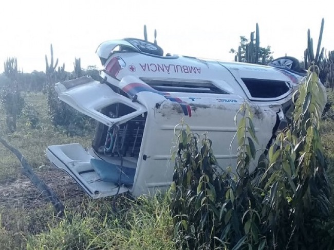 Ambulncia capota na BA-120 aps ser atingida por carro da Secretaria de Sade de Valente 