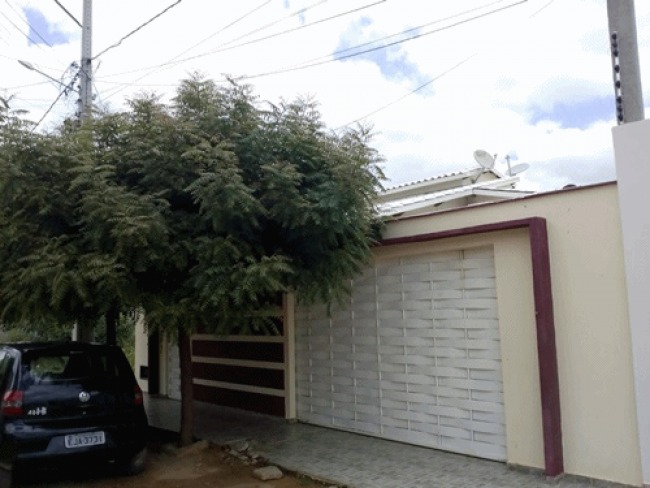 VENDE-SE EXCELENTE CASA EM BAIRRO NOBRE EM CAPIM GROSSO