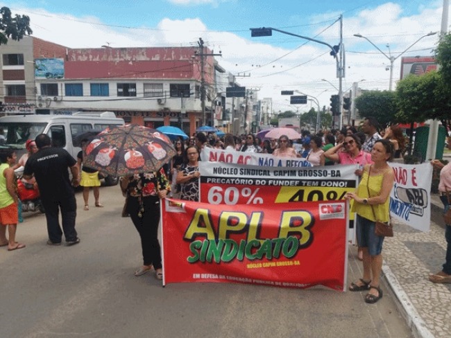 Capim Grosso: Professores, Entidades de Classe e outras pessoas evolvidas na educao realizam manifestao