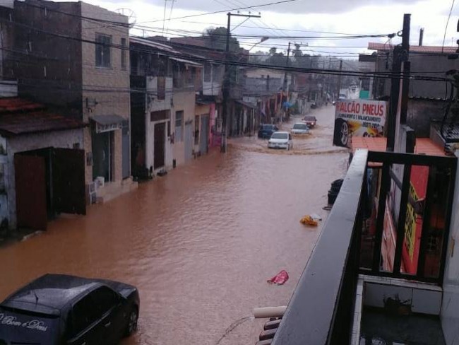 Chuva forte volta a atingir Simes Filho e deixa ruas do Centro alagadas
