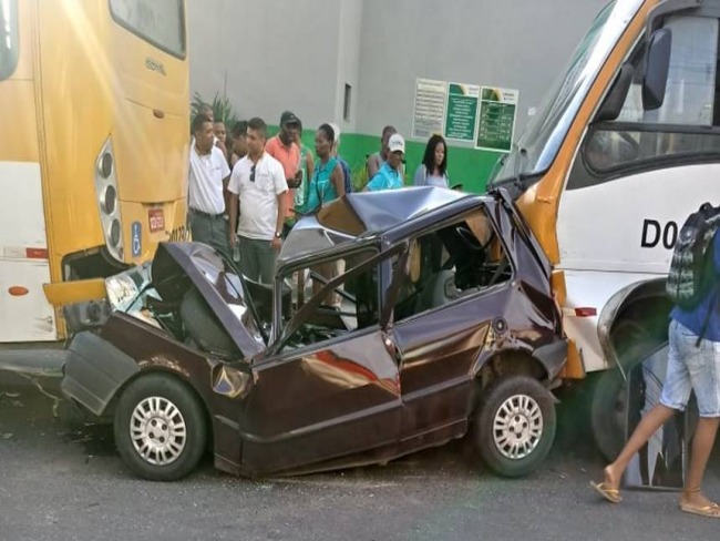 Salvador: Uma pessoa fica ferida aps carro ser prensado por dois nibus