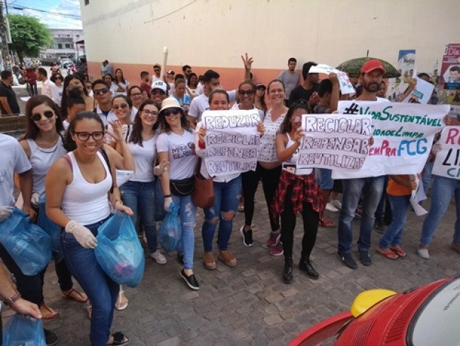 Faculdade Capim Grosso realiza caminhada da campanha Cidade Limpa