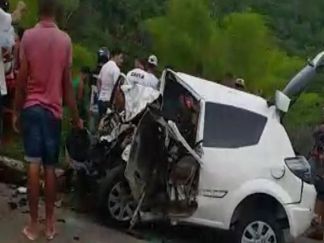 Presidente Tancredo Neves: 4 jovens morrem aps coliso entre dois veculos na BR-101 