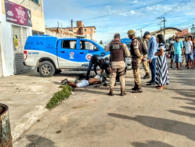 Feira de Santana: Jovem  assassinado com vrios tiros e golpes de faca no bairro Mangabeira