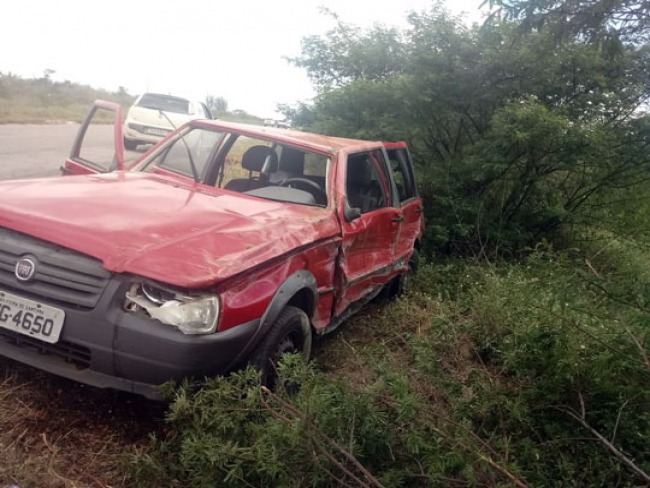 Trs carros se envolvem em acidente na BA-120, entre Santaluz e Valente, mas ningum fica ferido