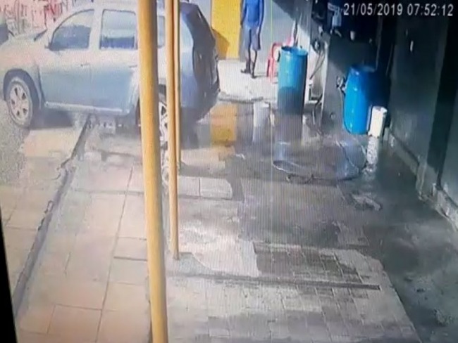Salvador: Assaltante rouba carro dentro de lava jato na Pituba: 'Mandou tirar o sabo e levou', assista
