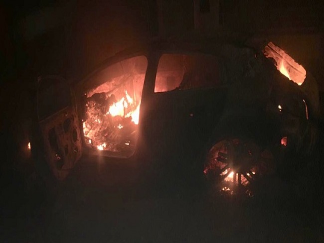 Fogo deixa carro destrudo no meio da rua em Valente 