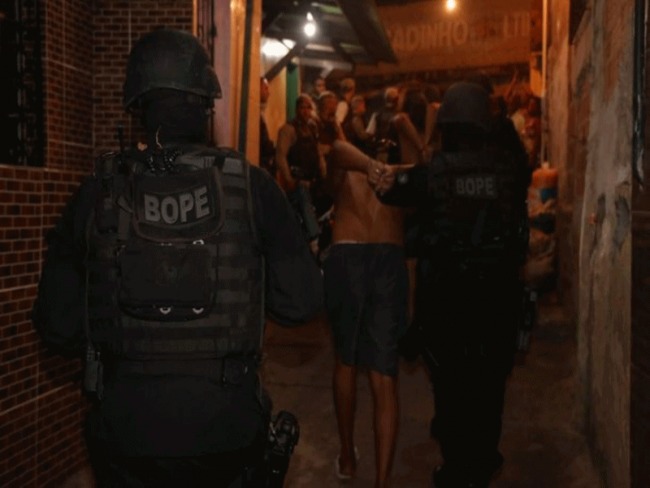 Bope prende 10 traficantes e libera seis refns em Salvador