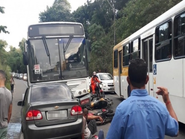 Salvador: Batida entre nibus, carro e duas motos deixa feridos na Estrada do Derba