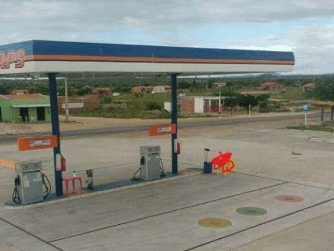 Encapuzados assaltam trs pessoas em posto de combustveis no limite entre Santaluz e Queimadas 