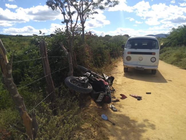  Homem morre ao colidir moto com carro na zona rural de Jacobina