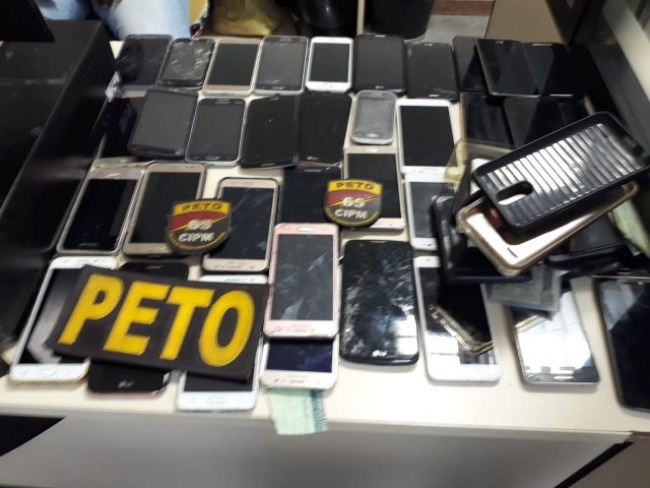 Trs homens so presos com mais de 40 aparelhos celulares furtados em festa de Quixabeira, diz polcia