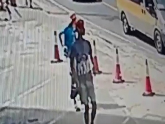 Cmera flagra dupla assaltando pedestres em plena luz do dia no Centro de Salvador; veja vdeo