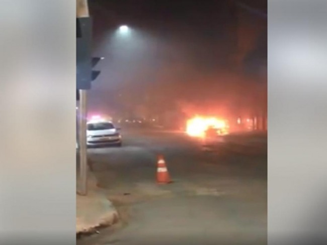 Vdeo mostra carro pegando fogo na Avenida Adolfo Moitinho, em Irec