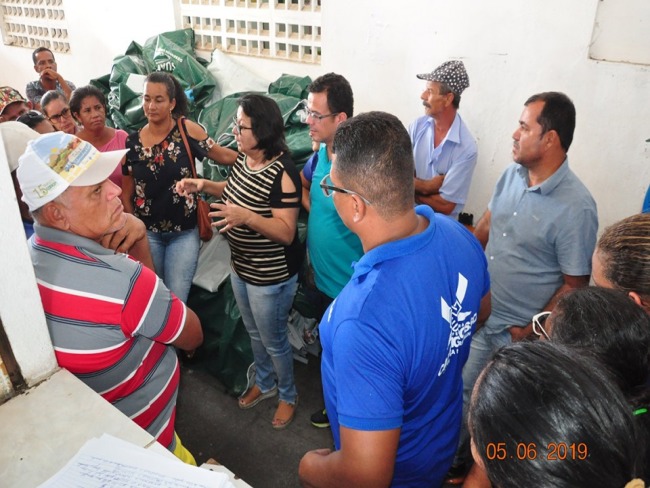 Prefeita de Capim Grosso entrega barracas padronizadas para feirantes da Agricultura Familiar 