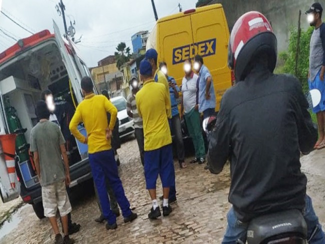 Acidente com carro do Correios deixa vtima fatal em bairro de Campo Formoso 