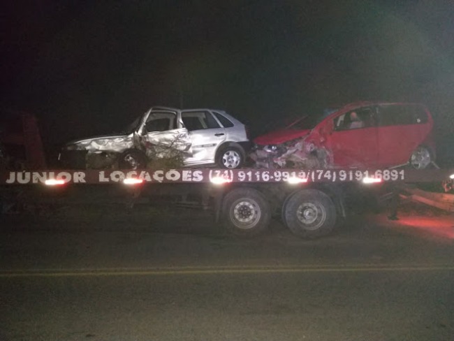 Coliso entre carros na BR 324 prximo a estrada de Itapeipu, municpio de Jacobina 