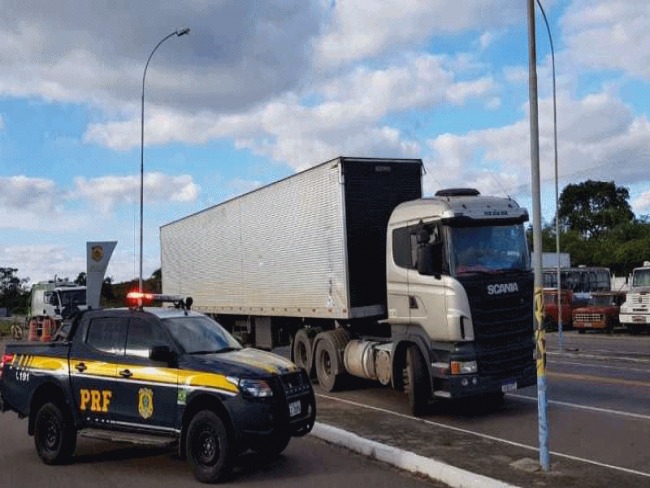 Senhor do Bonfim: PRF recupera Scania furtada em 2018 e prende homem por uso de documento falso e receptao