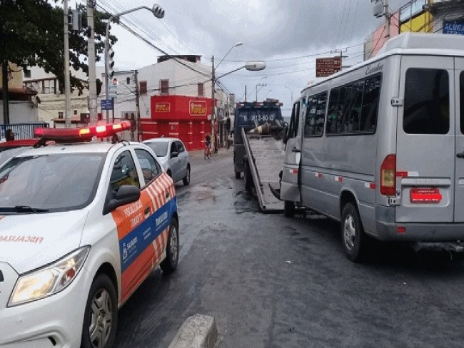 Van com passageiros de Coit se envolve em acidente em Salvador e deixa feridos