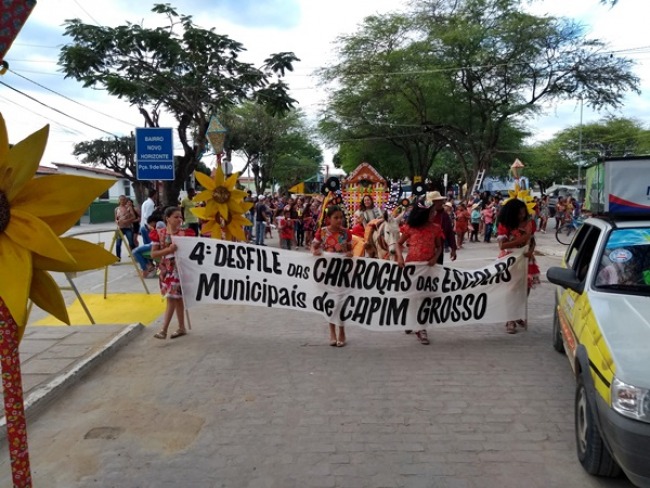Desfiles de Carroas abre os festejos juninos de Capim Grosso