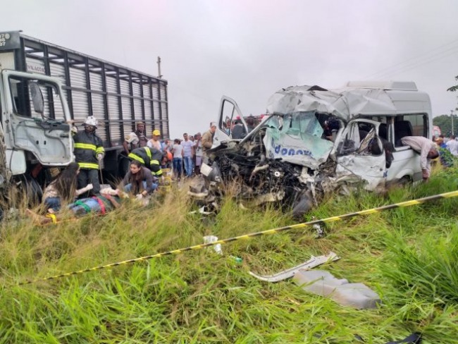 Acidente grave na estrada Feira-So Gonalo deixa oito pessoas mortas