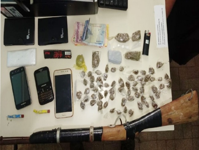 Quatro pessoas so presas com drogas e arma em Piritiba