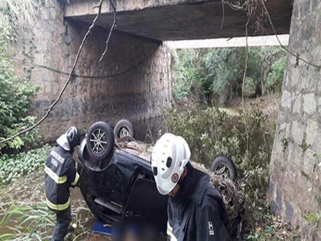 Carro cai em ponte prximo a Campo Formoso, uma pessoa morre e quatro ficam gravemente feridas 