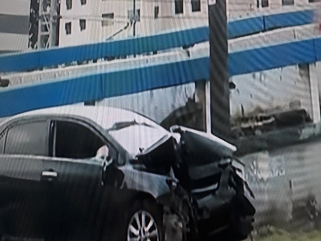 Salvador: Acidente grave: carro derruba poste prximo  rodoviria e trava via na manh desta sexta (28)