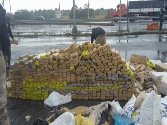 Caminhoneiro  detido com grande quantidade de maconha escondida em carga de farinha