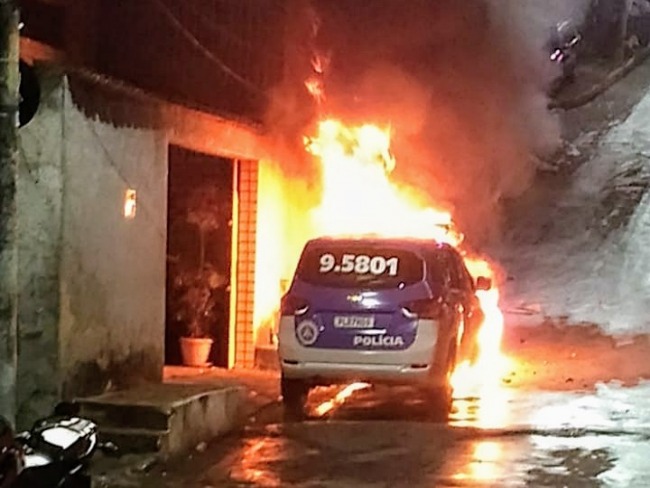 Salvador: Viatura da PM incendiada em Cosme de Farias