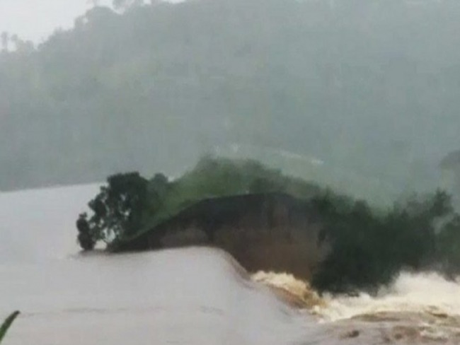 Aps rompimento de barragem em Pedro Alexandre, 350 famlias esto desalojadas. veja vdeo