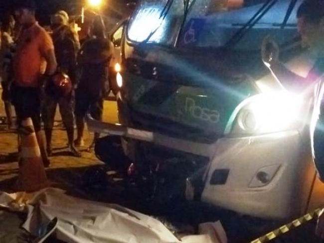 Acidente entre micro-nibus e moto mata duas pessoas em Feira de Santana