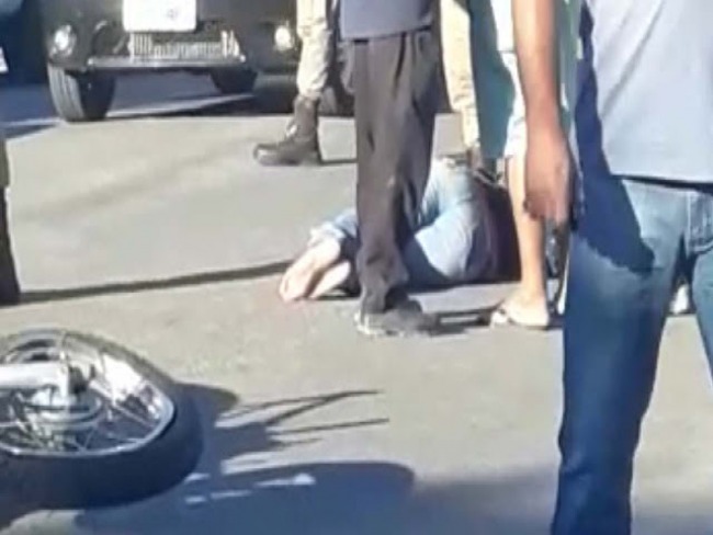Coliso entre carro e moto deixa mulher ferida no bairro Nazar, em Jacobina 