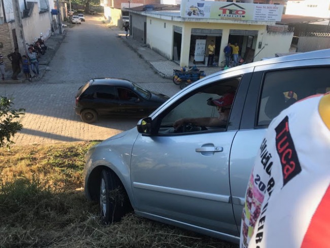 Empresrio Xixi Tur fica com carro entalado em barranco no Bairro Nazar em Jacobina 