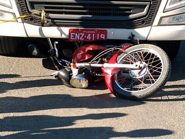 Motociclista morre aps ser atropelado por carreta na Avenida Eduardo Fres da Mota